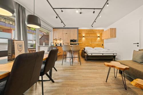 un soggiorno con tavolo e divano di Apartmant Roleen TopC32 by Four Seasons Apartment a Kaprun