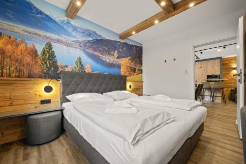 una camera da letto con un grande letto e un dipinto sul muro di Apartmant Roleen TopC32 by Four Seasons Apartment a Kaprun