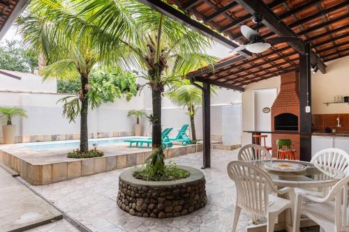 Bazén v ubytování Casa com piscina em Piratininga nebo v jeho okolí