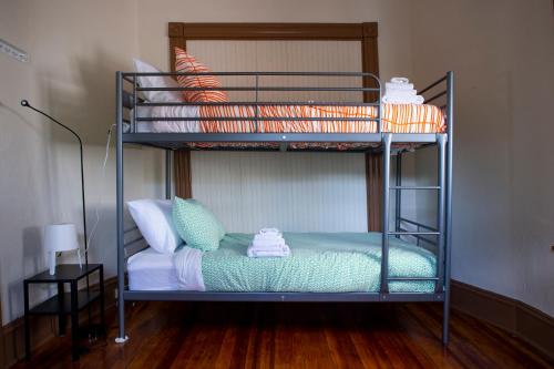 Двухъярусная кровать или двухъярусные кровати в номере My Cousins Place