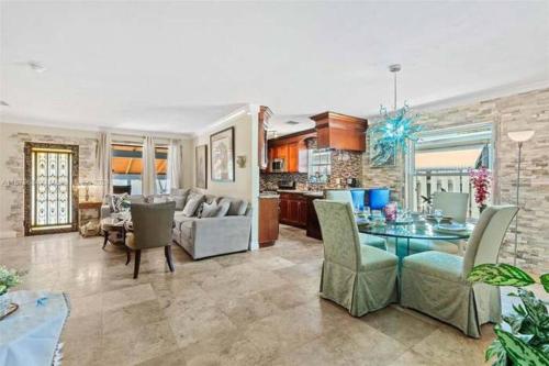 Dapur atau dapur kecil di Waterfront Pool Paradise Luxe Home, Modern, Near Best Beachs Shopping,Hard Rock Casino Fun