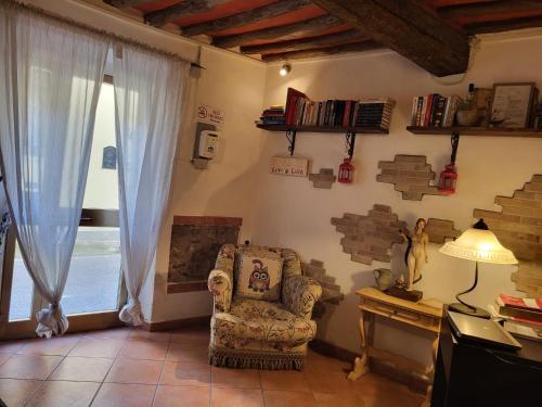 een woonkamer met een stoel en een raam bij B&B Casa Fei in Signa