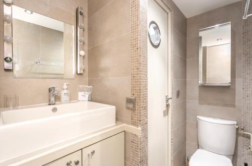 Suite Du Lion/AC Historic Flat, Marais, 4-5 Guests