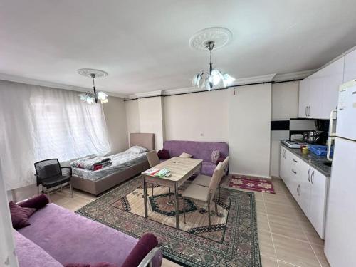 un soggiorno con divano viola e tavolo di Lux Apartment+Terrace a Mardin