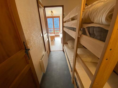Appartement cosy près du centre avec balcon et parking, idéal pour les navettes