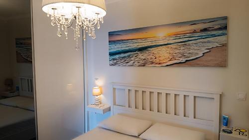 1 dormitorio con 1 cama y una foto del océano en Forever Blue, en Salamina