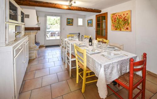 une cuisine et une salle à manger avec une table et des chaises dans l'établissement Les Romarins dans le Mas de la PERRINE entre AVIGNON LUBERON Mt VENTOUX, à Monteux