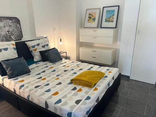 une chambre avec un lit avec une couverture jaune dessus dans l'établissement Lovely Stay in Roquebrune-Cap-Martin With See View, à Roquebrune-Cap-Martin