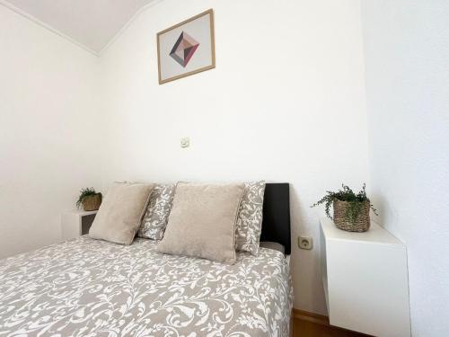 1 dormitorio con 1 cama en una habitación blanca en Apartments Contessa en Novigrad Istria