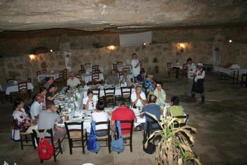 um grupo de pessoas sentadas em mesas em um restaurante em Eco Nitovikla 
