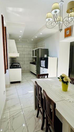 een keuken met een tafel en stoelen in een kamer bij Casa Vacanze De Gasperi 210 in Castellammare di Stabia