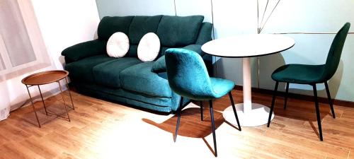 un soggiorno con un divano verde e 2 sedie di Mogosoaia High Living Mansion a Chitila
