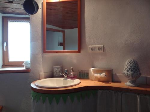 bagno con lavandino e specchio di La Tour du Moulin Géant a Rochefort-sur-Loire