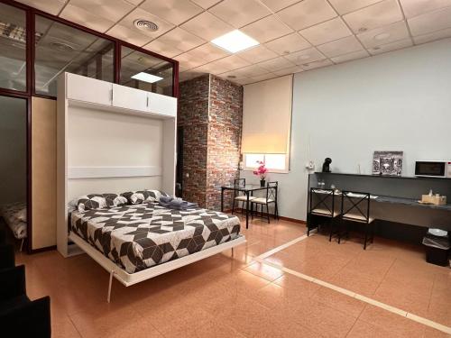 1 dormitorio con 1 cama y 1 mesa en una habitación en stop & go, en L'Arboç