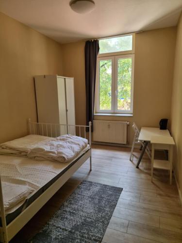 a bedroom with a bed and a desk and a window at غرفة مميزة في موقع مميز in Bonn