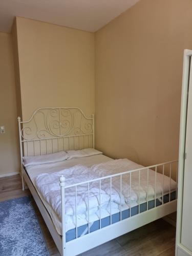een slaapkamer met een wit bed in een kamer bij غرفة مميزة في موقع مميز in Bonn