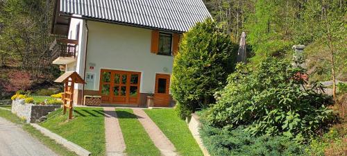 una pequeña casa blanca con un camino que conduce a ella en Holiday Home Forest Peace, Lavrovec en Hlevni Vrh