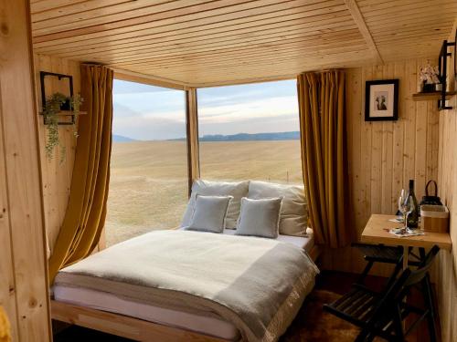 Bett in einem Zimmer mit einem großen Fenster in der Unterkunft Posed Müslivna in Jablonné v Podještědí