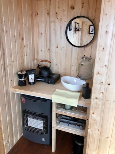 eine Küche mit einer Theke und einem Waschbecken in einem Zimmer in der Unterkunft Posed Müslivna in Jablonné v Podještědí