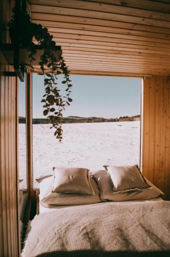 Bett in einem Zimmer mit einem großen Fenster in der Unterkunft Posed Müslivna in Jablonné v Podještědí