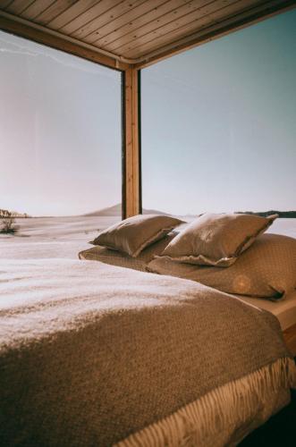Una cama con almohadas en medio del desierto en Posed Müslivna, en Jablonné v Podještědí