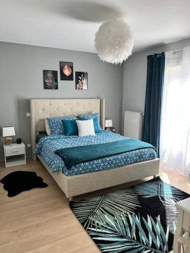 une chambre avec un lit avec une couette bleue dans l'établissement Grande maison de 152 m² /6 pers., à Salles