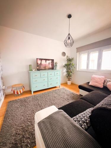 ein Wohnzimmer mit Sofa und Fernseher in der Unterkunft Vivienda de uso turístico Piso de Castro in Sardiñeiro