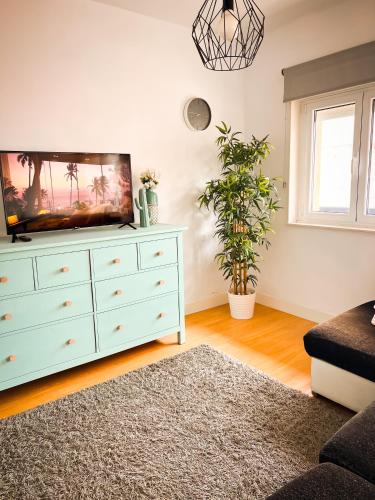 ein Wohnzimmer mit einem TV auf der Kommode in der Unterkunft Vivienda de uso turístico Piso de Castro in Sardiñeiro