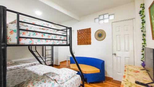 a room with a bunk bed and a chair at Las Catalinas Ecológicas (El Maizal) in Antón