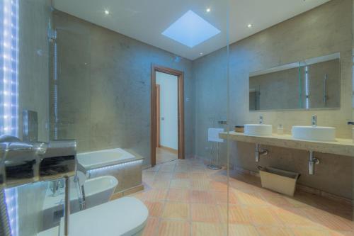 een grote badkamer met 2 wastafels en 2 toiletten bij Casas de Campo em Estoi by Garvetur in Estói