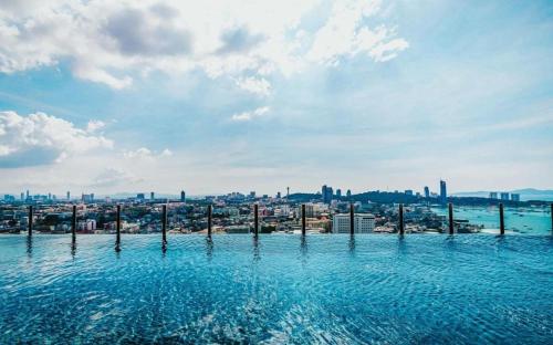 Pemandangan laut umum atau pemandangan laut yang diambil dari apartmen