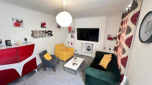 ein Wohnzimmer mit 2 Stühlen und einem TV in der Unterkunft Seymour Place, Hyde Park, Edgware Road London Apartments in London