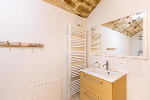 une salle de bain avec un lavabo et un miroir dans l'établissement Apartment 60 m2 xx Center of Paris xx 2 Bedrooms & 2 Bathrooms, à Paris