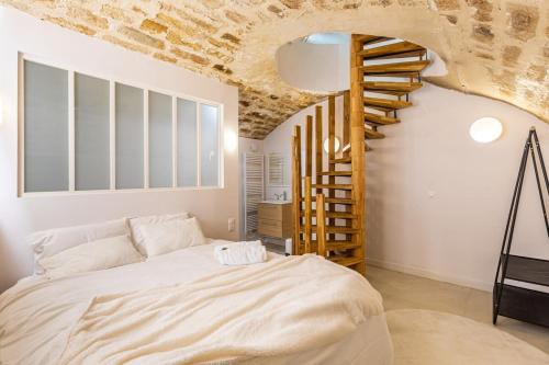 une chambre avec un lit et un escalier en colimaçon dans l'établissement Apartment 60 m2 xx Center of Paris xx 2 Bedrooms & 2 Bathrooms, à Paris