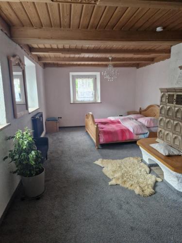 a bedroom with a bed and a table in a room at Ferienwonung in Pullenreuth