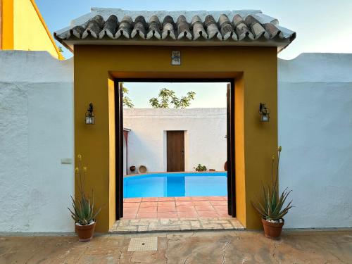 una puerta a una casa con piscina en XPCE Casería San José en Bobadilla