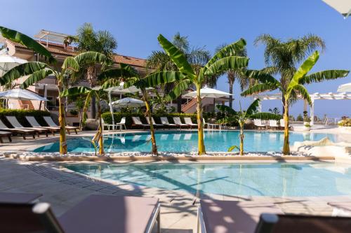 Bazén v ubytování L' Arcobaleno Resort nebo v jeho okolí
