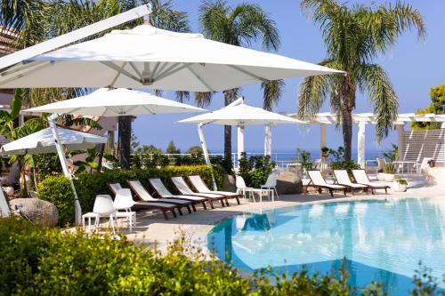 Bazén v ubytování L' Arcobaleno Resort nebo v jeho okolí