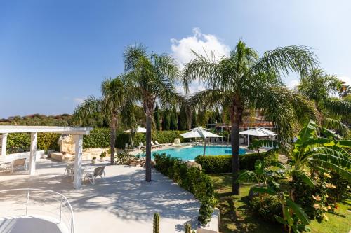 Bazén v ubytování L' Arcobaleno Resort nebo v jeho okolí