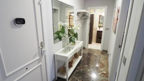 a bathroom with a white sink and a mirror at Apartamento en centro ciudad con garaje y aire acondicionado in Albacete