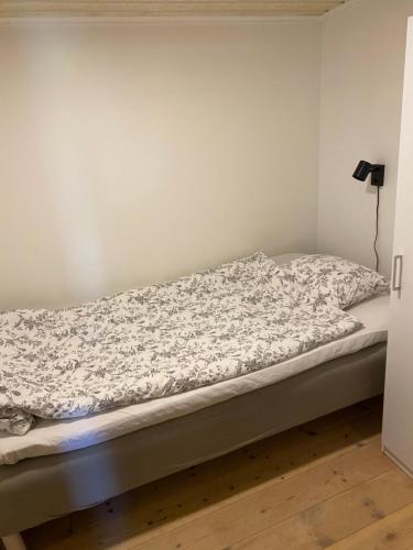 an unmade bed in a room with a mattress at Idyliska boende mitt på Öland in Färjestaden