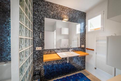 een badkamer met een wastafel en een spiegel bij Villa Cana Chana in Santa Gertrudis de Fruitera