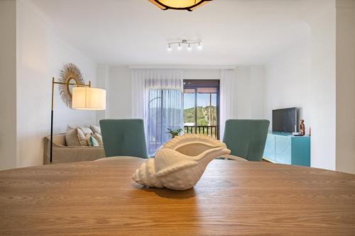 a hat sitting on top of a wooden table at Increíble y Moderno apartamento Duplex con piscinas y preciosas vistas in Estepona