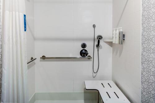 biała łazienka z prysznicem i toaletą w obiekcie Hampton Inn & Suites Indianapolis West Speedway w mieście Indianapolis