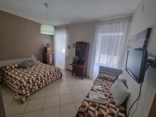 - une chambre avec un lit et une télévision dans l'établissement San Marcellino House, à Marigliano