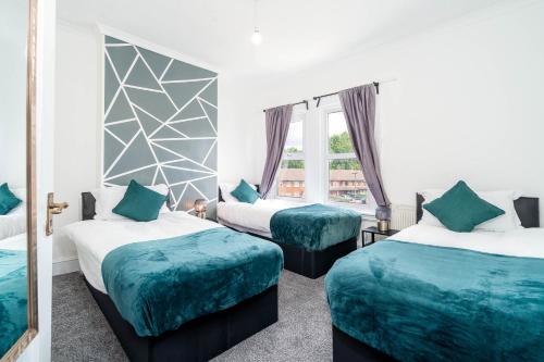 Rúm í herbergi á Perfect for Contractors 2 bed house free parking