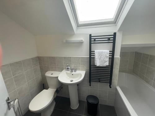 a bathroom with a sink and a toilet and a bath tub at Westminster-3 Bdrm 1 EnSuite Fab for contractors 2-5 Bath Free Parking Wi-Fi in Gateshead