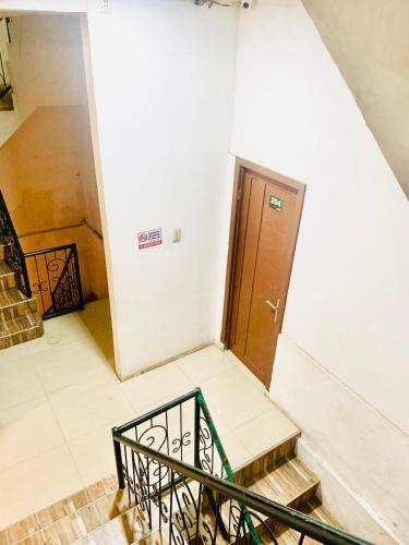 un pasillo vacío con una puerta y escaleras en SEUNIA HOTEL, en Lamnyong