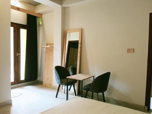 a room with chairs and a table and a mirror at BONO MOTELS in Nārān
