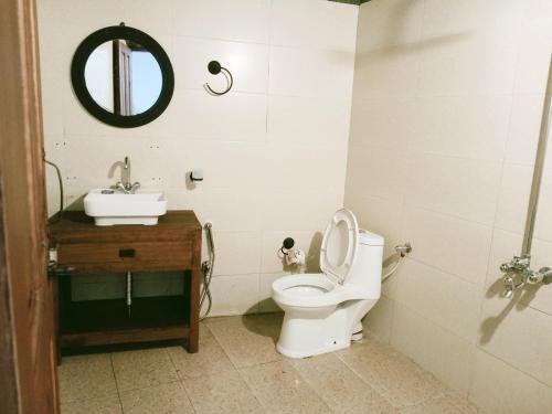 W łazience znajduje się toaleta, umywalka i lustro. w obiekcie BONO MOTELS w mieście Naran